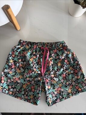 chubbies Black Tropical Floral Swim Shorts with Pink Drawstring